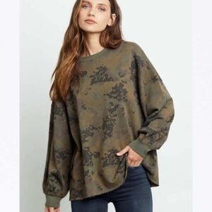 NEW! Women's Rails Reeves Camo Raw Hem Sweatshirt size Small